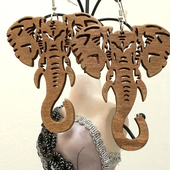 "On Safari" Wooden earrings by Natural Girls Rock - Picture 2 of 2